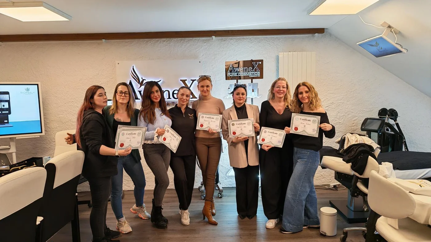 Partecipanti a un corso di formazione AweneX insieme nella sala di formazione